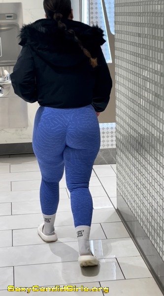 Big booty in blue tight Legging