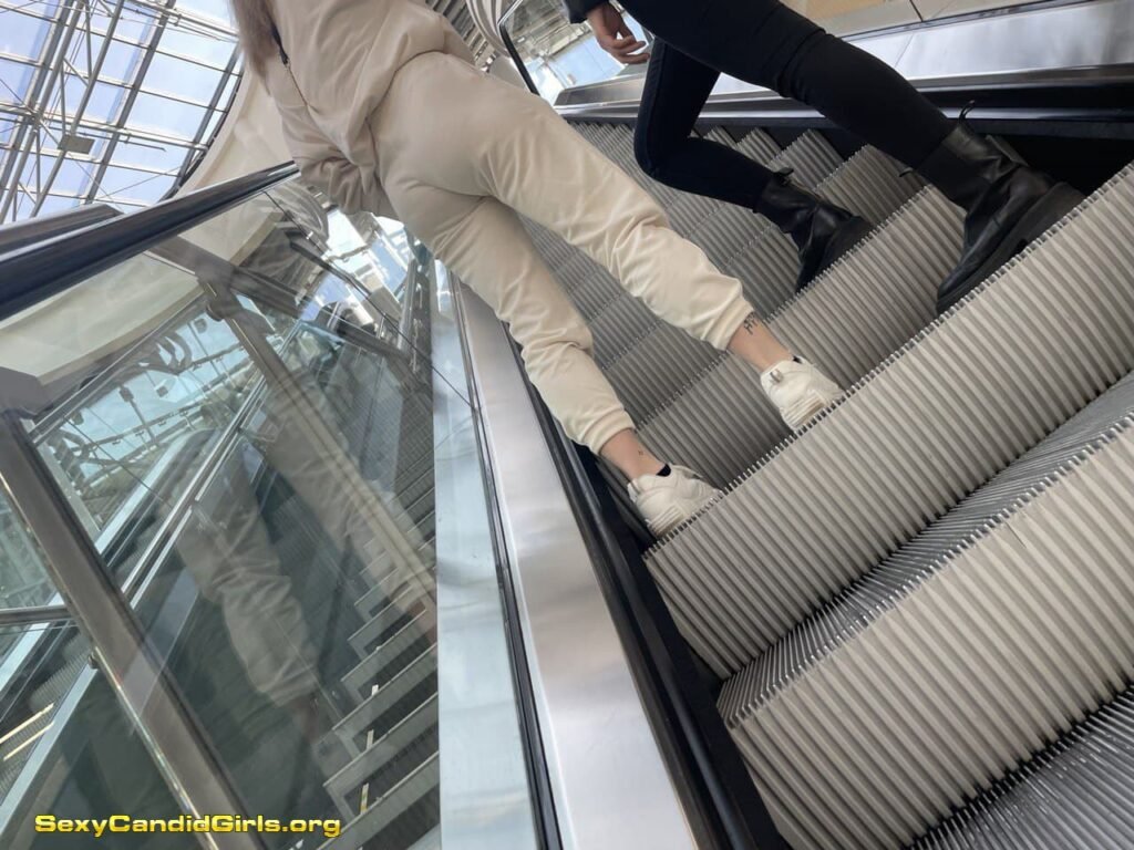 Sexy Blondie girl candid ass